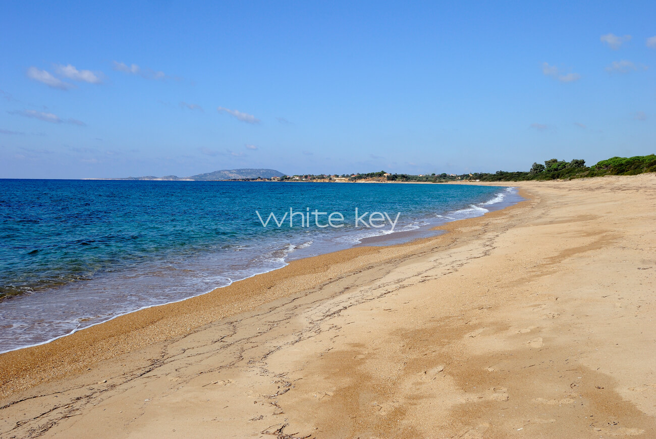08_WhiteKey-Villa-Vivian-Pylos-Yialenia_Beach_in_front1.jpg